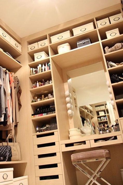 Closet Organization Ideas for Every Space in Your House ★ See more: http://glaminati.com/closet-organization-ideas-in-house/ Makeup Vanity In Closet, Makeup Vanity Ideas Bedrooms, Makeup Room Decor Wall, Small Walk In Closet, Closet Vanity, Walking Closet, Makeup Room Decor, Closet Remodel, Casa Vintage