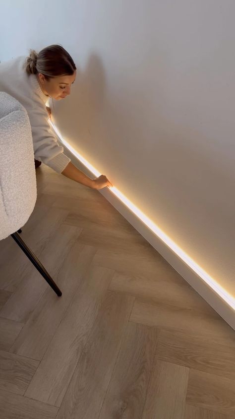 Michèle | Interieur | Licht Hack ✨ Gesamtkosten ca 50€. Das LED Profil habe ich mit doppelseitigem Klebeband auf unsere Fußleisten geklebt. Das LED Band ist… | Instagram Barre Studio, Led Profile, Eye Hospital, Diy Hack, Led Band, Led Stripes, December 30, January 12, Home Office