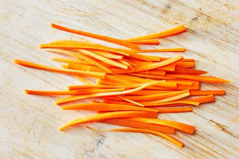 How To Julienne Carrots, How To Cut Carrots, Julienne Carrots, Julienne Vegetables, Carrot Slaw, Julienned Carrots, Carrot Salad, Chopped Carrots, Culinary School