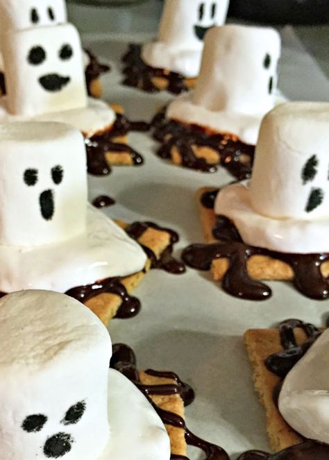 Ghost S'mores Ghost Smores, Smores Halloween, Ghost Desserts, Halloween Smores, Ghost Treats, Sweet And Spooky, Spooky Food, Horror Decor, Spooky Treats