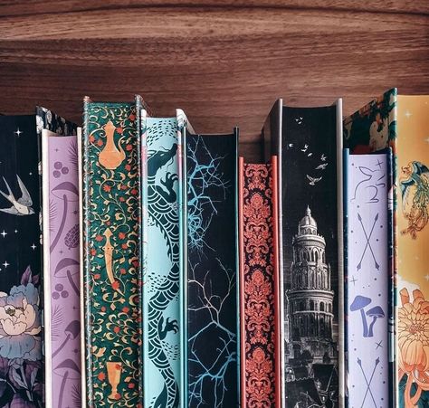 Beautiful Book Editions, Painted Book Spines, Beautiful Book Covers Classics, Foredge Painting Books, Painted Book Pages Edges, Paint Book, Painting A Book Cover, Foreedge Book Painting, Book Edge Painting Ideas