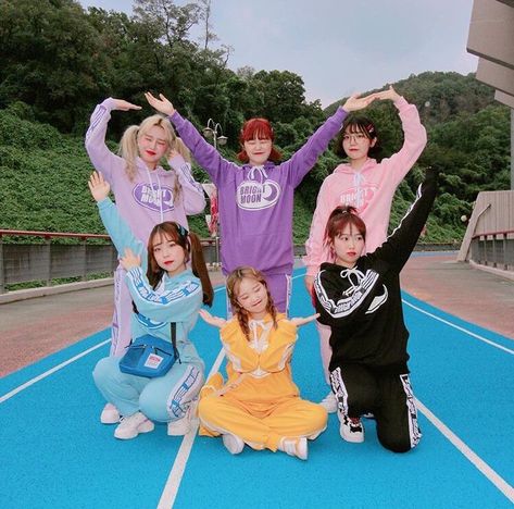 6 Best Friends Pictures Korean, Group Of 6 Friends Photo Ideas, 6 Group Of Friends, 6 Besties, Friends Group Photo, Group Photo Poses, Group Picture Poses, Mode Ulzzang, Group Photography Poses