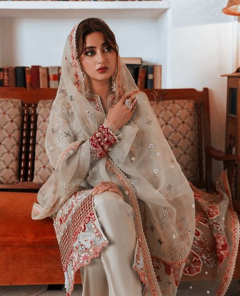 Dupatta On Head Style Pakistani, Dupatta On Head Style, Dupatta On Head, Bride Aesthetic, Framing Bangs, Pakistani Designer Clothes, Embroidery Fashion Detail, Sajal Ali, Hijab Outfits