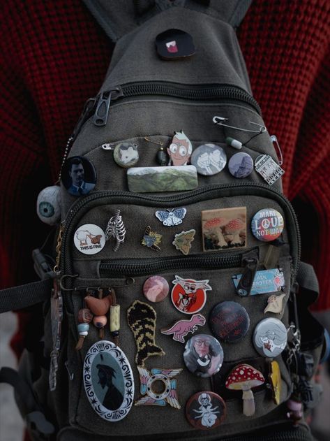 Vintage Backpacks Aesthetic Grunge, Backpack With Pins And Patches, Backpack Inspo School, Grunge School Bag, Bag With Pins Aesthetic, Alternative Backpack, Backpack Decoration Ideas, Outfits With Backpacks, Diy Backpack Decoration