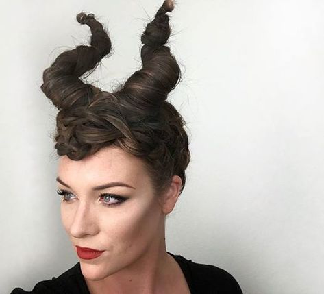 Halloween Maleficent Hair Tutorial! Women's Halloween Hair Ideas. “I too shall bestow a gift on the child.”Hair and makeup tutorial for Maleficent is up on YouTube 🐉 Maleficent Hair, Fun Halloween Makeup, Halloween Hair Ideas, Maleficent Makeup, Maleficent Horns, Costume Unique, Halloween Makeup Look, Maleficent Costume, Halloween Makeup Tutorial