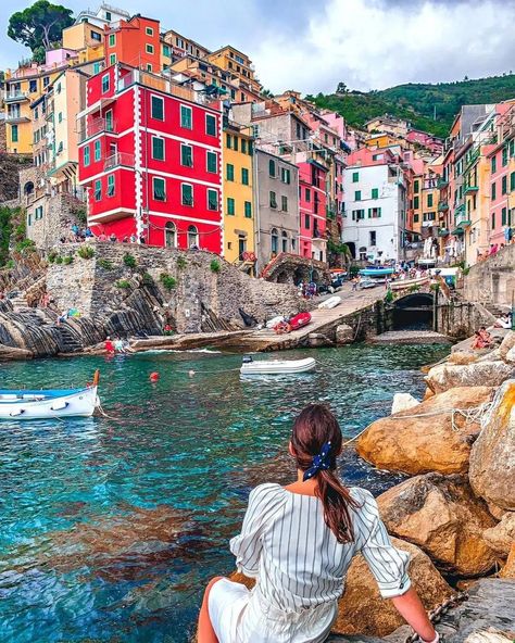 Astounding World | 📍Cinque Terre, Italy 🇮🇹☀️ 📸: @takemyhearteverywhere ❤️👌🏼 | Instagram Italy Outfit Ideas, Europe Summer Travel, Europe Road Trip, Ball Photos, Vacation Photo Ideas, Get Paid To Travel, Summer Travel Destinations, Photography Bucket List, Vacation Europe