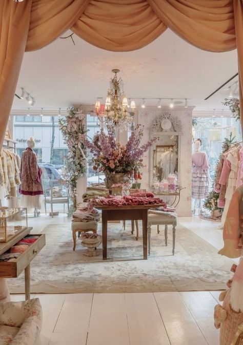 Clothing Boutique Interior Design, Clothing Boutique Interior, Boutique Store Displays, Boutique Aesthetic, Fancy Store, Shoe Store Design, French Boutique, French Style Interior, Neutral Furniture