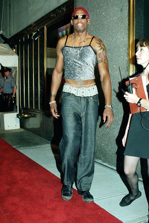 Dennis Rodman at the 1995 MTV Video Music Awards in New York, wearing a sparkling camisole crop top and jeans. #dennisrodman #1990s #redcarpet #chicagobulls #celebrity Dennis Rodman Outfit, Denis Rodman, Weird Style, Mtv Awards, Nba Fashion, 90s Hip Hop Fashion, 00s Fashion, Dennis Rodman, 90s Outfit