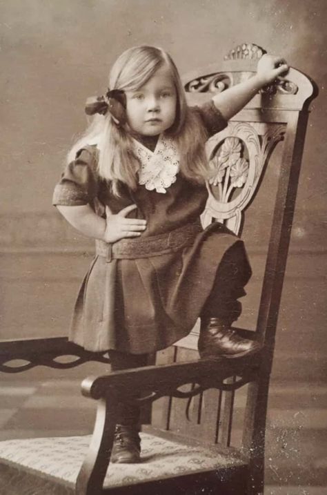 21 Photos We Found This Month That Are The Definition Of Old-School Cool Teddy Photos, Old Teddy Bears, Vintage Children Photos, Antique Teddy Bears, Portrait Vintage, Bear Photos, Vintage Teddy Bears, Photo Postcard, Vintage Portraits