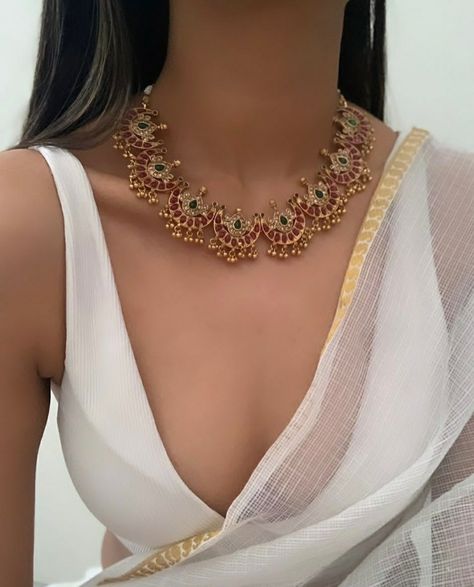 Necklace On Saree, Simple Indian Wedding, Indian Jewellery Gold, Vintage Indian Jewelry, Fancy Jewelry Necklace, Bridal Jewelry Vintage, Pretty Jewelry Necklaces, Fancy Jewellery Designs, Jewelry Set Design