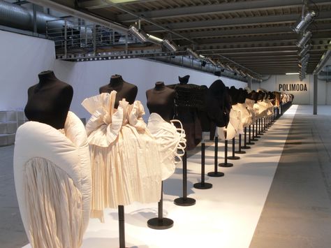 Fashion School In Italy, Polimoda Fashion School, Fashion Buyer Aesthetic, Polimoda Florence, Fashion Major Aesthetic, Fashion School Aesthetic, Fashion Classroom, Dance Lifestyle, Student Photography