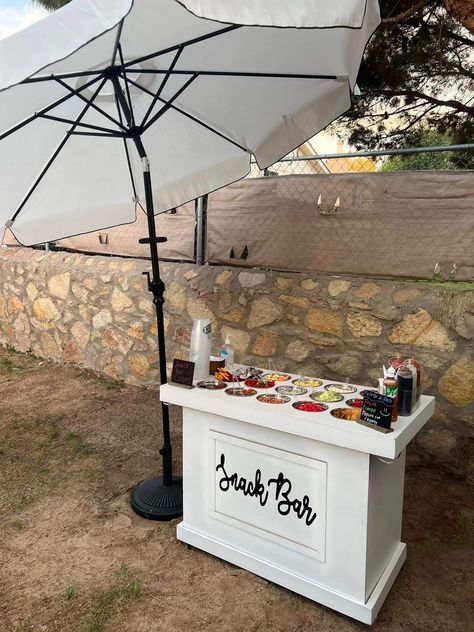 Chilaquiles Bar, Snack Bar Cart Ideas, Charcuterie Cart Ideas, Paletero Cart, Booth Display Ideas Diy, Party Rental Ideas, Diy Candy Bar, Candy Car, Snack Cart