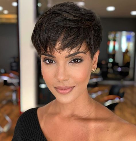 Short Choppy Crop with a Messy Fringe Messy Pixie Haircut Choppy Layers, Short Messy Hair Choppy Pixie Cuts, Short Choppy Hair Edgy Messy Pixie Bob Hairstyles, Curling Thick Hair, Messy Fringe, Very Short Pixie Cuts, Short Blonde Pixie, Flapper Girls, Hair 50