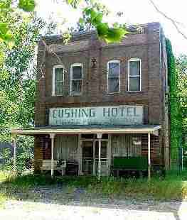 Movie ghost sign "Cushing Hotel Beautiful Oblivion, Abandoned Locations, Abandoned World, Creepy Old Houses, Country Stores, Abandoned Hotels, Old Abandoned Buildings, Abandoned Property, Hotel Exterior