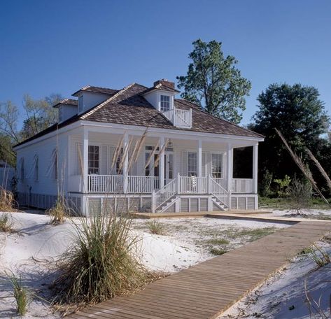 Far too often on the shores of Florida you find fancy and formal, the complete opposite of the casual and easy-breezy vibe that, to me, make... House On The Beach, Creole Cottage, Cottage Coastal, Haus Am See, Dream Beach Houses, Style Cottage, Dream Beach, Beach Bungalows, Beach Cottage Style