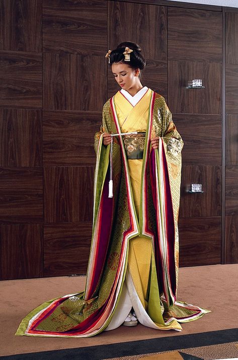 Kimono Traditional, Heian Era, Bridal Kimono, Modern Kimono, Kimono Japan, Robes Vintage, Wedding Kimono, Kimono Design, Beautiful Kimonos