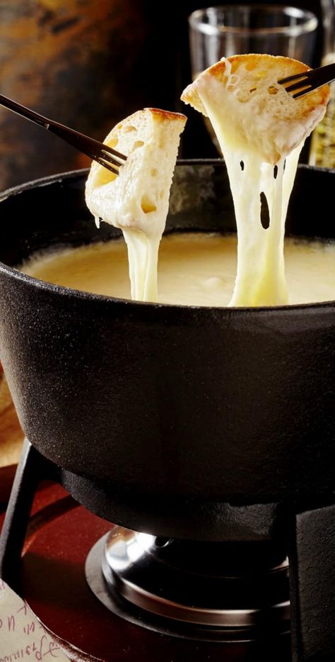 Pizza Raclette, Cheddar Fondue, Crusty French Bread, Fondue Restaurant, Fondue Night, Fondue Recipes Cheese, 31 Daily, Fondue Recipe, Saffron Threads