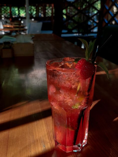 Клубничный мохито Strawberry Mojito Recipe, Mojito Strawberry, Strawberry Drink, Strawberry Mojito, Strawberry Drinks, Birthday Planning, Summer Drink, Fruit Drinks, Tattoo Inspo