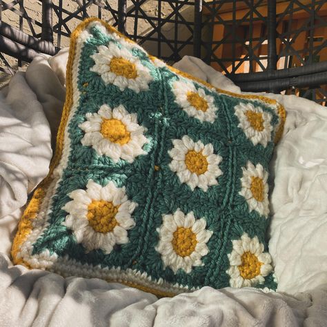 Daisy Granny Square Pillow, Crochet Daisy Pillow, Flower Pillow Crochet, Daisy Pillow, Daisy Pillows, First Crochet, Flower Granny Square, Car Trip, Crochet Daisy