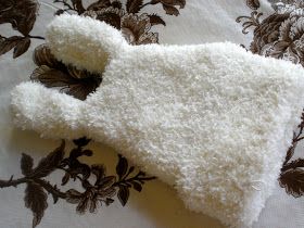 Sarahndipities ~ fortunate handmade finds: Things to Make: Glove Bunny Tutorial Bunny Tutorial, Bunny Diy, Easter Bunny Crafts, Pom Pom Crafts, Things To Make, Bunny Crafts, Blanket Stitch, Knitted Gloves, Happy Tuesday