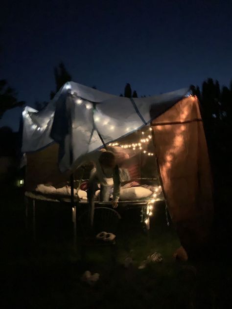 Trampoline Sleepover Ideas, Sleepover Forts, Preppy Acc, Sleepover Plans, Trampoline Sleepover, Friends Nails, Fort Ideas, Summer Vibes Friends, Hangout Ideas