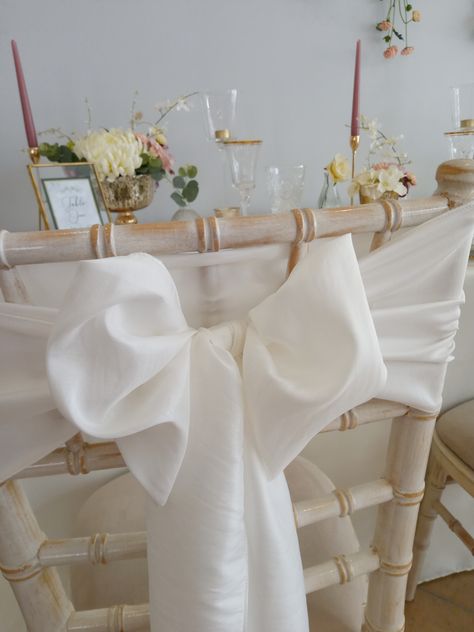 Bride Chair, Wedding Bow Decor, Bridal Shower Chair Decorations, Bows Wedding Decor, Girly Wedding Ideas, Wedding Shoes Bows, Bows Wedding, Bridal Shower Seat For Bride, Chair Bows Wedding