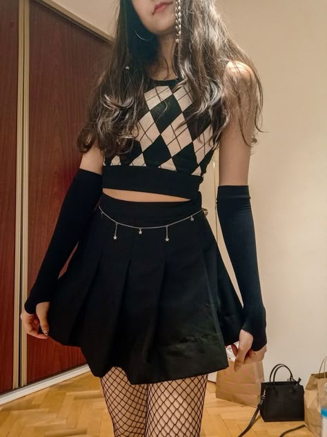 Fishnets With Skirt Outfit, Outfit Ideas Sweater Vest, Outfit Ideas With Fishnet Tights, Pleated Skirt Black Outfit, Fishnet With Skirt, Fishnet And Skirt Outfit, Fishnet Gloves Outfit, Fishnet Sleeves Outfit, Skirt With Fishnets Outfit