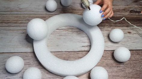 Grab some foam balls and glitter for this decor idea you can leave up all winter long! Wreath Foam, Snowball Wreath, Birthday Photo Displays, Wine Picnic Table, Wreath Alternative, Winter Wreath Diy, Candy Cane Ornament, Baby Cocoon, Pinecone Wreath