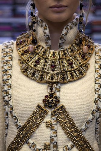 Chanel- looks like armor! Byzantine Fashion, Detail Couture, Moda Chanel, Ethno Style, Mode Chanel, Byzantine Empire, Chanel Couture, Couture Details, Chanel Jewelry