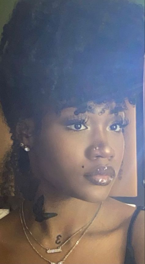 Double Nose Piercing On Black Women, Double Piercing Nez, Double Nose Piercing Black Women, Two Nose Piercings On One Side, Double Nose Piercing Aesthetic, Different Piercings Face, Nose Ring Aesthetic, Double Nose Piercing Same Side, Nose Piercing Aesthetic