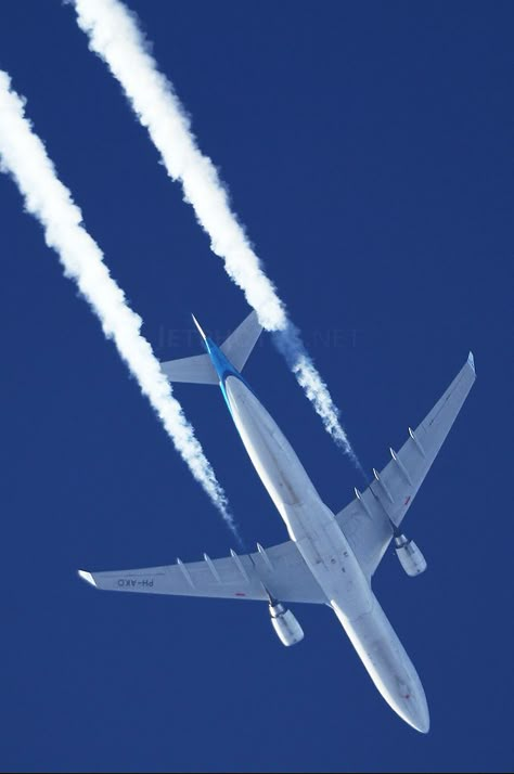 KLM Airbus A330-303 PH-AKD "Plaza de la Catedral - Habana" A330 Wallpaper, Aeroplane Flying, Klm Airlines, Cartoon Airplane, Klm Royal Dutch Airlines, Airplane Wallpaper, Aviation World, Boeing 727, Airbus A330