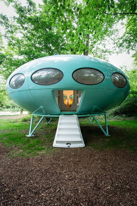 9 UFO-Inspired Homes Around the World | Architectural Digest Crazy Home, Dancing House, Studio House, Crazy Houses, John Lautner, Dome Home, Living Roofs, Unusual Homes, Earthship