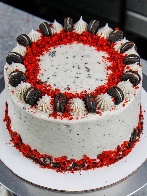 Oreo Frosting Red Velvet Cake With Oreo Cream Cheese Frosting, Red Velvet Vanilla Cake, Red Velvet Cake Oreo, Red Velvet And Oreo Cake, Red Velvet Cake With Oreos, Red Velvet Cake Ideas Decoration, Red Velvet And Chocolate Cake, Sweet 16 Red Velvet Cake, Oreo Red Velvet Cake