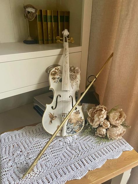 Cello Aesthetic, Violin Aesthetic, Crocs Shoes For Men, Cool Violins, Violin Art, Violin Design, Instruments Art, Cowboys Nfl, Violin Music