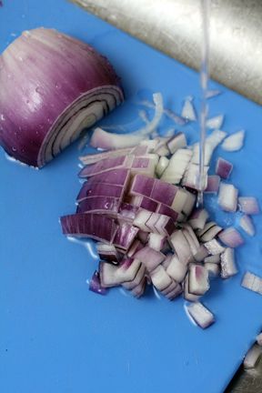 How to Chop an Onion Without Crying – Kitchen Trick Chocolate Pumpkin Bread, How To Cut Onions, Freezer Cooking Recipes, Weekly Meal Plans, Kitchen Basics, Cooking Photos, Recipe Cookbook, Cooking Advice, Cooking Tutorials