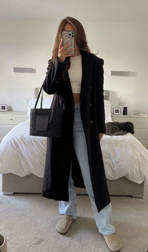 Outfit With Black Trench Coat, Black Puffer Jacket Outfit Casual, Black Wool Trench Coat Outfit, Black Pea Coat Outfit, Black Trench Coat Outfit Winter, Black Overcoat Outfit Women, Black Coat Aesthetic, Black Coat Outfits For Women, Wool Trench Coat Outfit