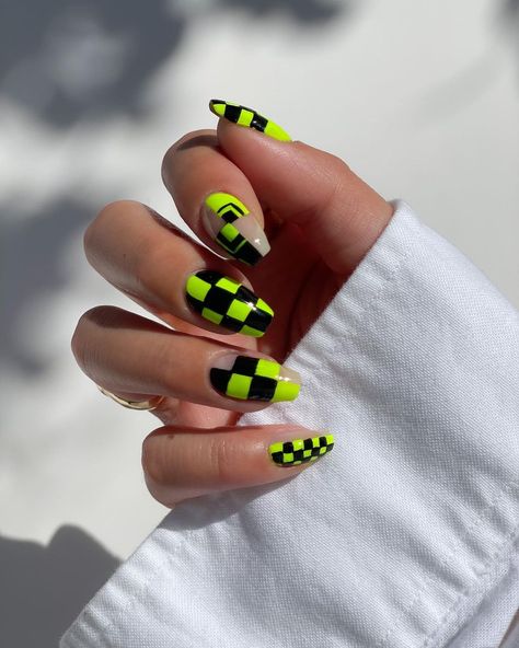 Dayanna Issey 🌈 (@disseynails) • Instagram photos and videos Diy Checkered Nails Art Tutorials, Trippy Checkered Nails, Fan Nails, Checkered Nails, Rainbow Nails Design, Neon Nail Designs, Nail String, Nail Designs Pictures, Nail String Art