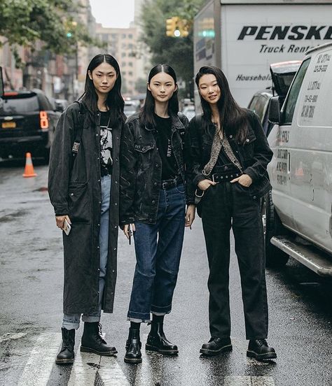 𝙖𝙯𝙣 on Twitter: "Sijia Kang, Cong He and Bae Yoon Young for #NYFW… " Denim Black Jacket Outfit, Black Jacket Outfit, Streetwear Lookbook, Outfit Rock, Boho Street Style, Quoi Porter, Nyfw Street Style, Asian Street Style, Korean Street