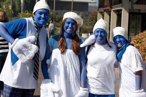 Smurfs!   #groupcostumes #halloweencostumes Halloween Softball, Blue Face Paint, Group Halloween Costume Ideas, Zombie Clothes, 2015 Halloween Costumes, Team Costumes, Funny Costumes, Up Costumes, Group Costumes