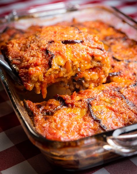 Parmigiana di Melanzane | Authentic Italian Eggplant Parm Recipe Stuffed Eggplant Recipes Italian, Italian Vegetable Dishes, Italian Eggplant Recipes, Eggplant Parm Recipe, Best Eggplant Recipe, Italian Eggplant, Eggplant Parmigiana, Piano Cakes, Vegetarian Ideas