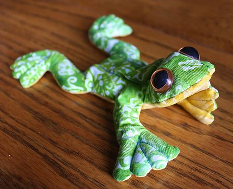 Frog Sewing, Stuffed Animal Bean Bag, Frog Pattern, Frog Plush, Frog Crafts, Animal Sewing Patterns, Plushie Patterns, Sewing Stuffed Animals, Fabric Butterfly