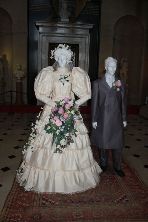 Consuelo Vanderbilt | Miss Vanderbilt’s dress and bouquet are recreated in paper for an exhibition at Blenheim Palace. Castles In America, Consuelo Vanderbilt, Alva Vanderbilt, The Great Hall, Blenheim Palace, Age Photos, Leg Of Mutton Sleeve, Great Hall, Golden Girls