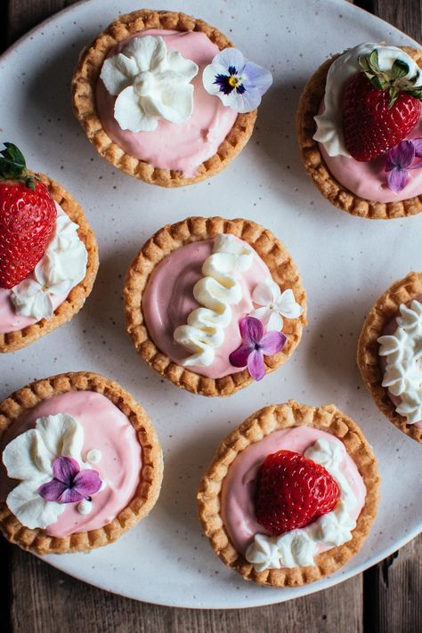 mini strawberry cheesecake tarts (with edible flowers) — the farmer's daughter | let's bake something Pink Mini Cheesecakes, Strawberry Tarts Mini, Fruit Tart Filling, Strawberry Tarts Recipe, Strawberry Tarts, Mini Strawberry Cheesecake, Mini Fruit Tarts, Picnic Desserts, Mini Tarts