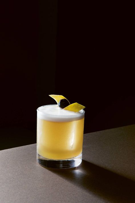 Whiskey Sour Cocktail, Whisky Sour Cocktail, Sour Cocktails, Whisky Sour Recipe, Cocktail Book Design, Whiskey Sour Recipe, Whisky Sour, Lemon Cocktail, Champagne Drinks