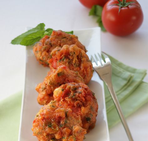 Santorini tomato fritters are one of the best Greek summer meze recipes. they are made in many Aegean islands. Tomato Fritters, Meze Recipes, Diane Kochilas, Blue Zones Recipes, Greek Appetizers, Chicken Cacciatore, Greek Cooking, Tomato Recipes, Greek Recipes