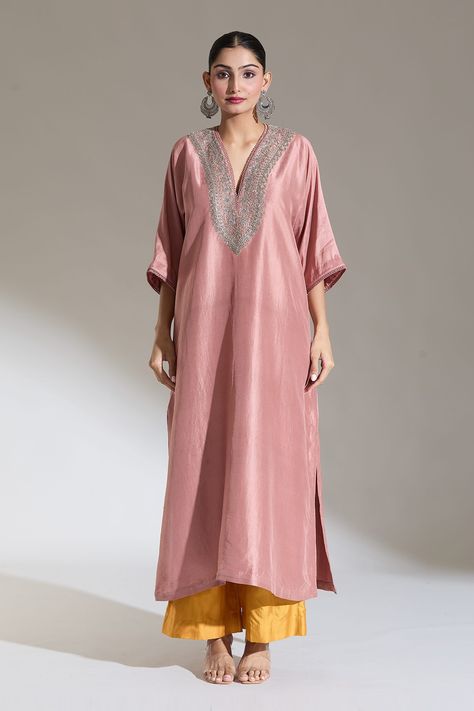 Buy Peach Embroidered Rose V Neck Kaftan Kurta For Women by JAYANTI REDDY Online at Aza Fashions. V Neck Kurti Design, Grand Dress, Lace Designs On Suits, Shaadi Outfits, V Neck Kaftan, Rings Indian, Kaftan Kurta, Kaftan Pattern, Kurta Women