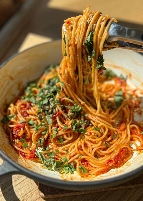 Roasted Tomato and Garlic Pasta - Lucy & Lentils Roasted Tomato And Garlic, Butter Beans Recipe, Garlic Pasta, Roasted Tomato, Butter Beans, Vegetarian Dinners, Vegan Pasta, Easy Weeknight, Roasted Tomatoes