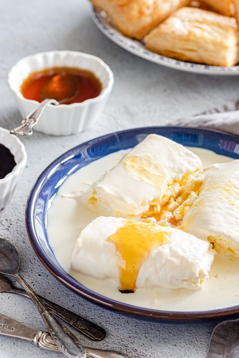 Kaymak Recipe, Kurdish Cuisine, Date Molasses, Arabic Breakfast, Thickened Cream, Honey Breakfast, Turkish Breakfast, Ultimate Breakfast, Eastern Cuisine