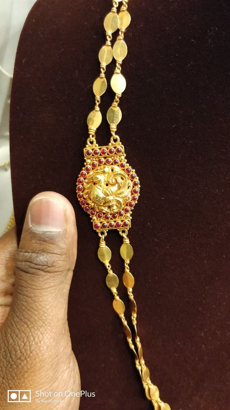 Avalakki Chain Design, Avalakki Sara Gold, Chandra Haram, Rani Har, Kerala Jewellery, Gold Jhumkas, Temple Jewelry Necklace, Black Beads Mangalsutra Design, Saree Jewellery