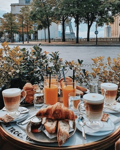 Top 10 Restaurants in Paris with Eiffel Tower View | Where Tiana Travels Breakfast Vibes, Eiffel Tower Restaurant, Best Restaurants In Paris, Paris Travel Photography, Paris Breakfast, Top 10 Restaurants, Restaurants In Paris, Restaurant Paris, Candlelit Dinner